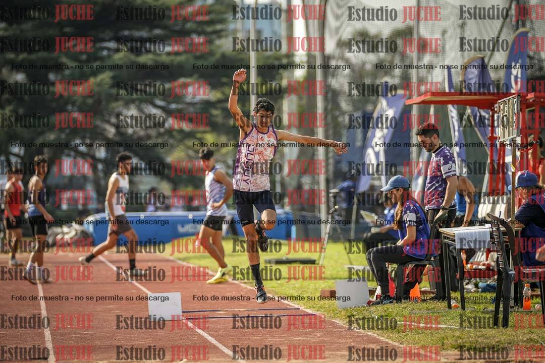 Fotos del salto en largo de varones