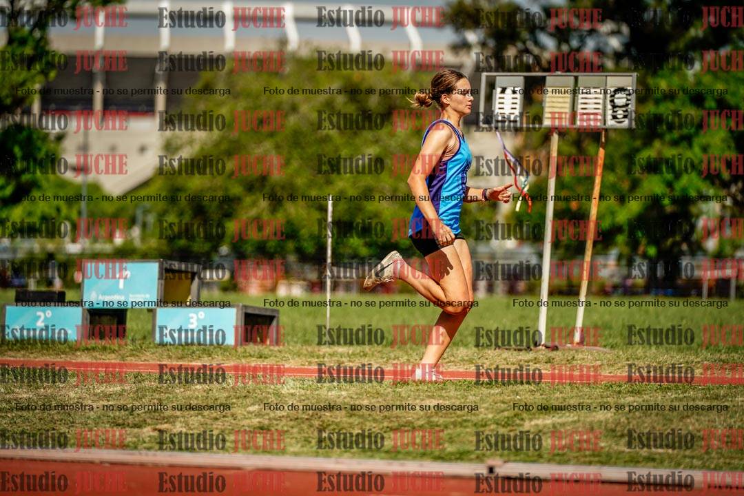 Fotos del salto en largo de mujeres
