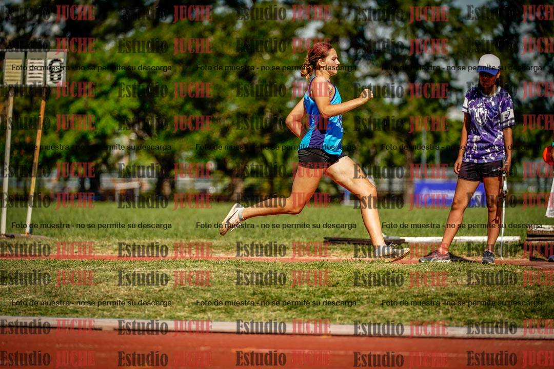 Fotos del salto en largo de mujeres