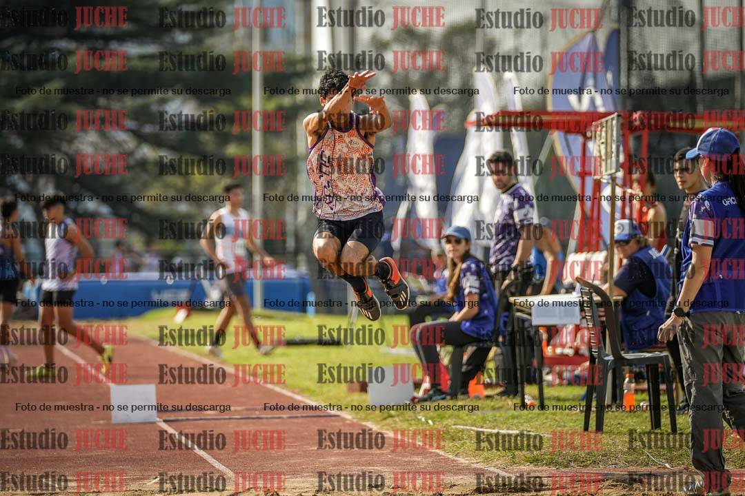 Fotos del salto en largo de varones