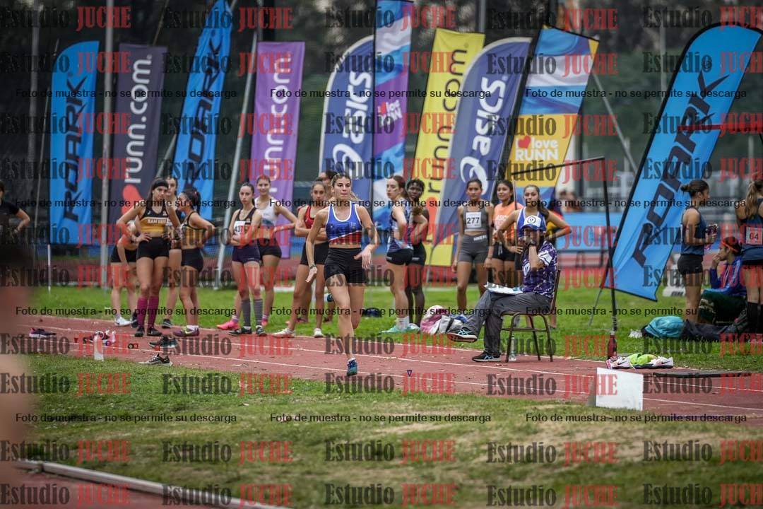 Fotos del salto en largo de mujeres