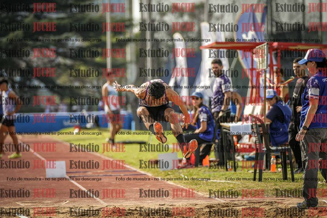 Fotos del salto en largo de varones