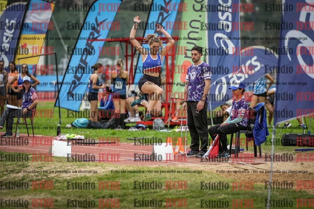 Fotos del salto en largo de mujeres