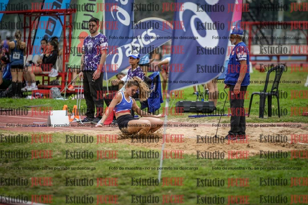 Fotos del salto en largo de mujeres