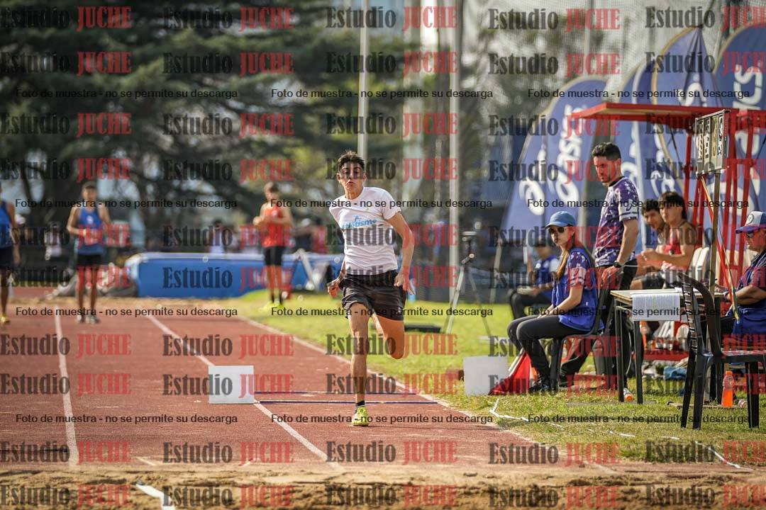 Fotos del salto en largo de varones