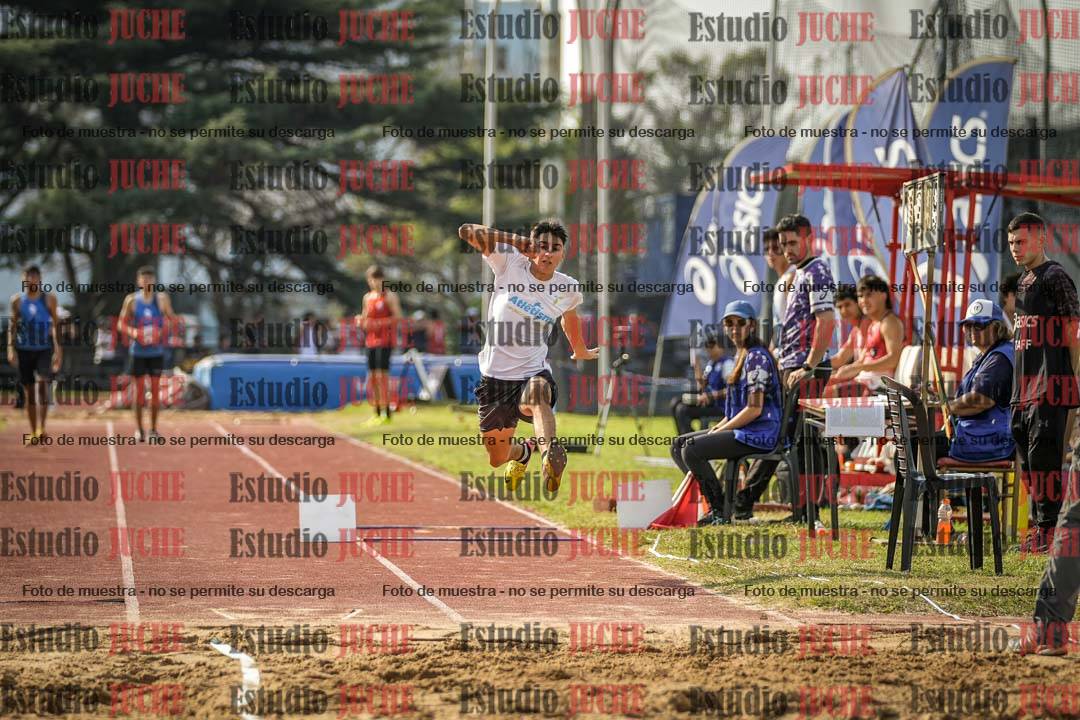 Fotos del salto en largo de varones