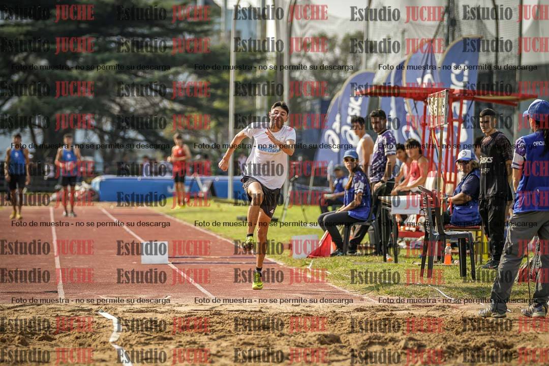 Fotos del salto en largo de varones