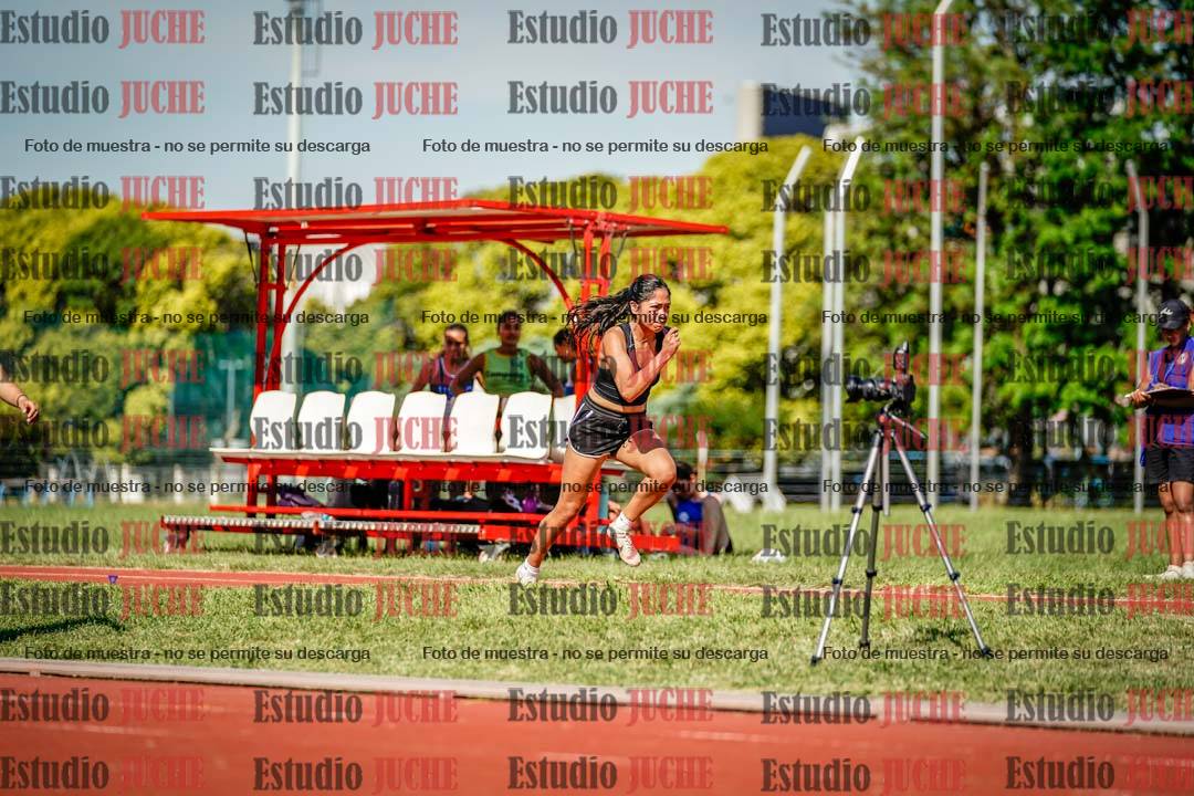 Fotos del salto en largo de mujeres