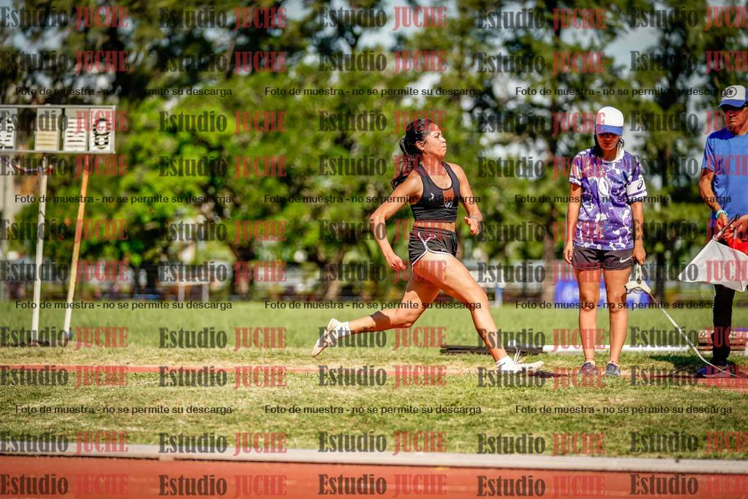 Fotos del salto en largo de mujeres