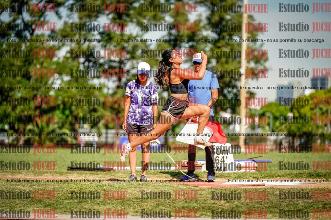 Fotos del salto en largo de mujeres