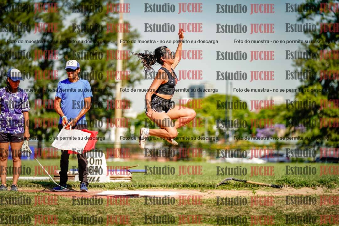 Fotos del salto en largo de mujeres