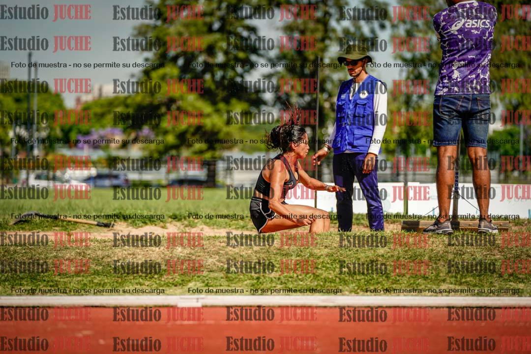 Fotos del salto en largo de mujeres
