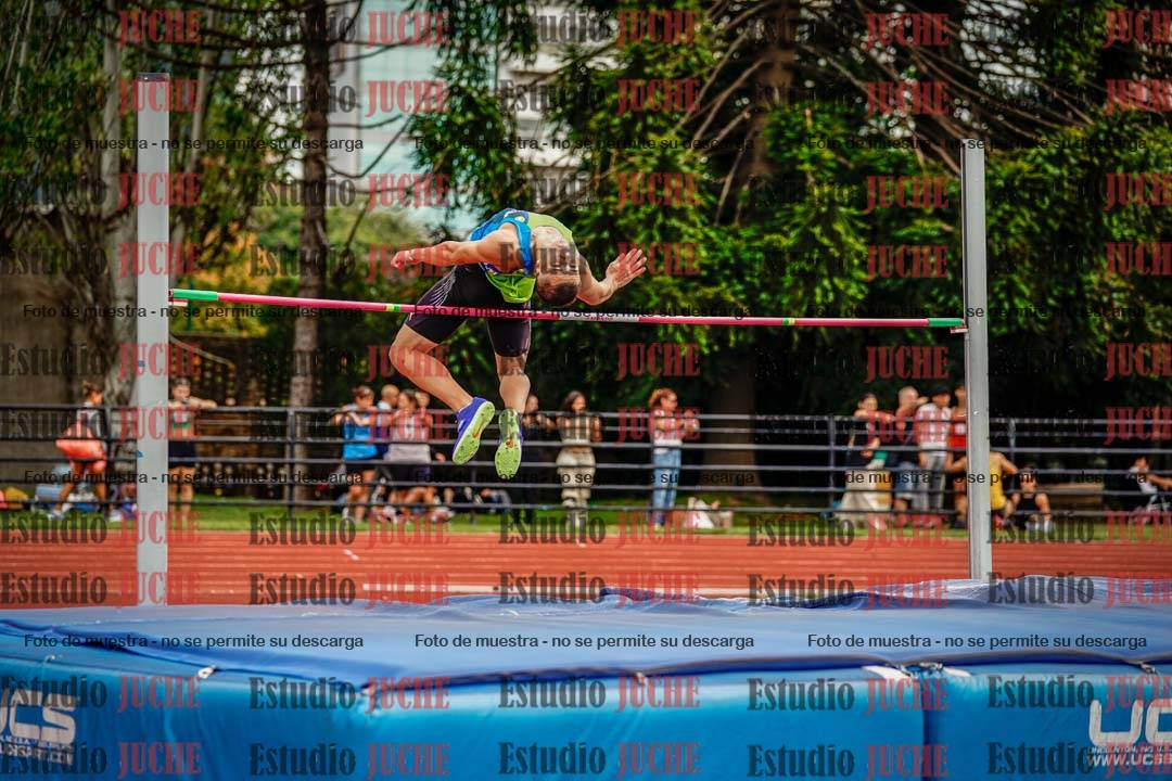 Fotos del salto en alto de mujeres y varones
