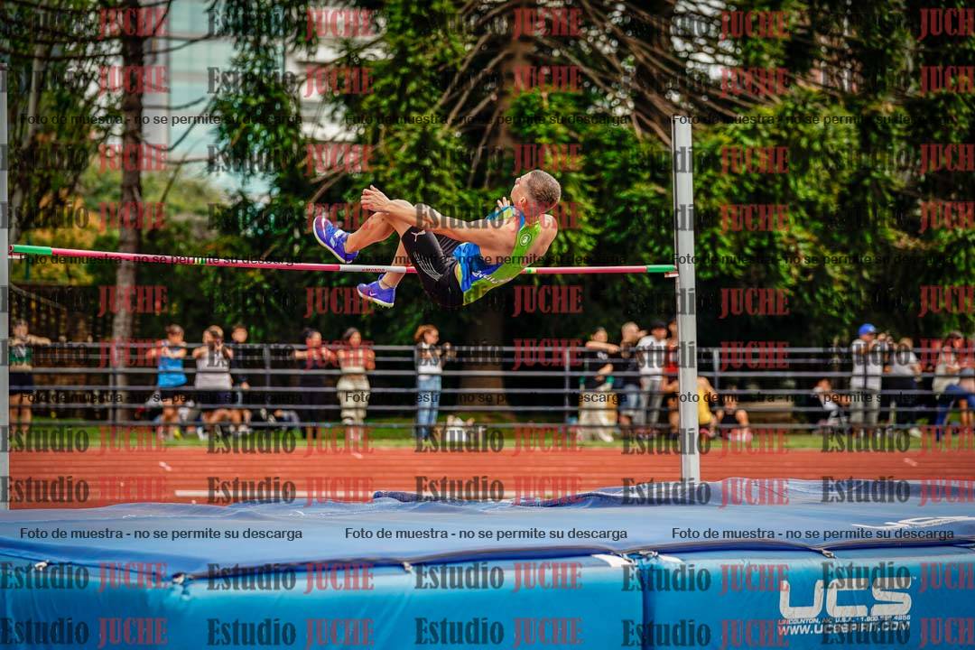 Fotos del salto en alto de mujeres y varones