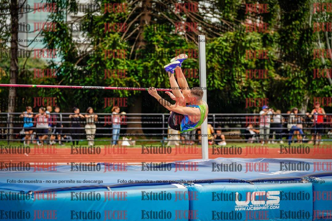 Fotos del salto en alto de mujeres y varones