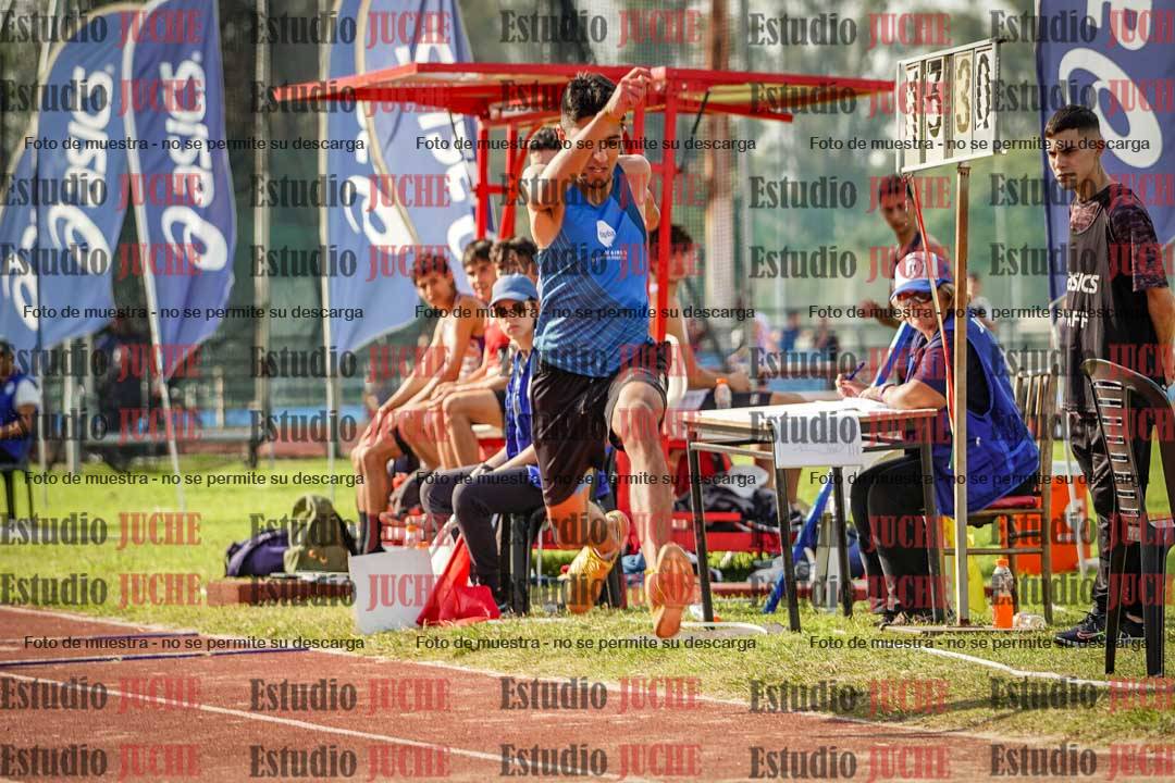 Fotos del salto en largo de varones