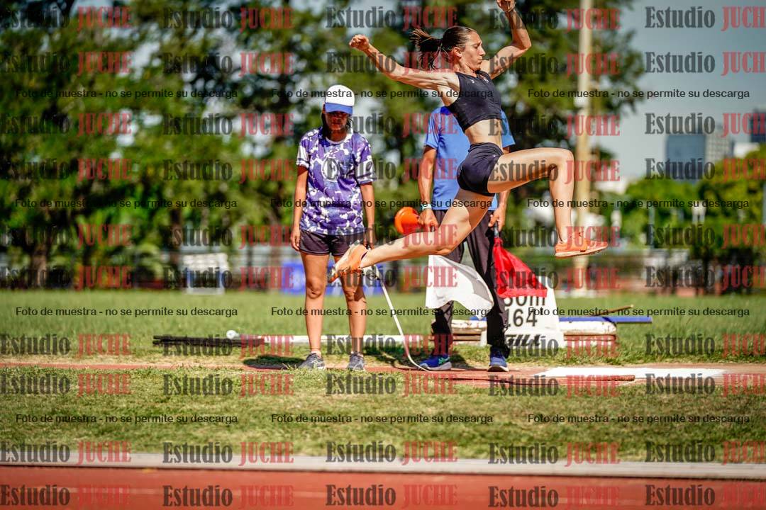 Fotos del salto en largo de mujeres