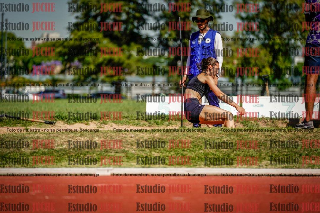 Fotos del salto en largo de mujeres