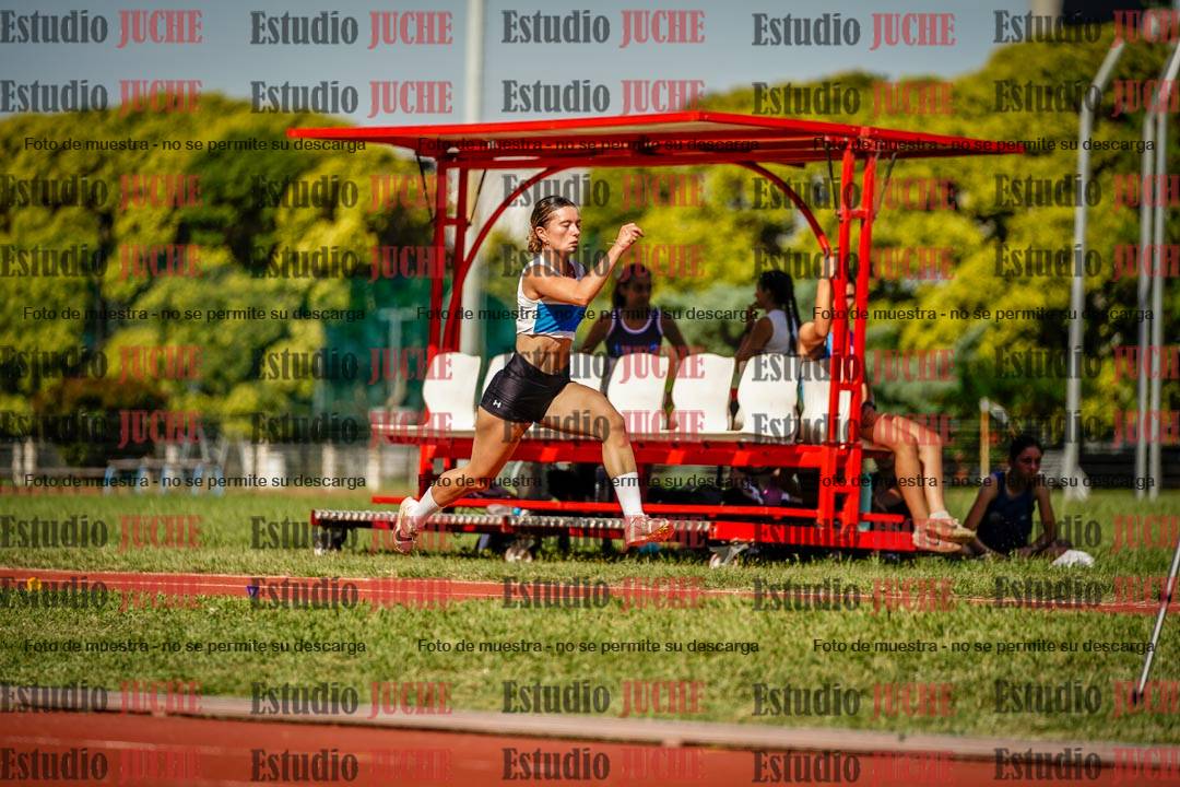 Fotos del salto en largo de mujeres