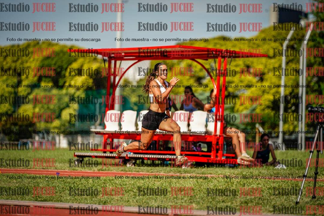 Fotos del salto en largo de mujeres