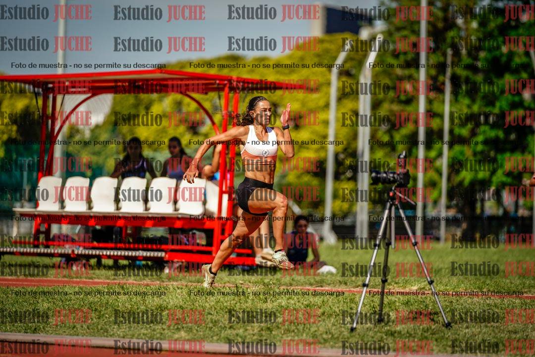 Fotos del salto en largo de mujeres