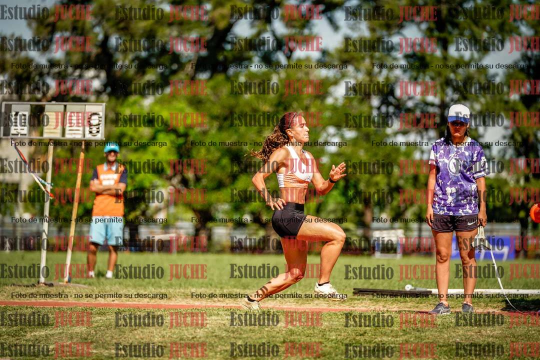 Fotos del salto en largo de mujeres