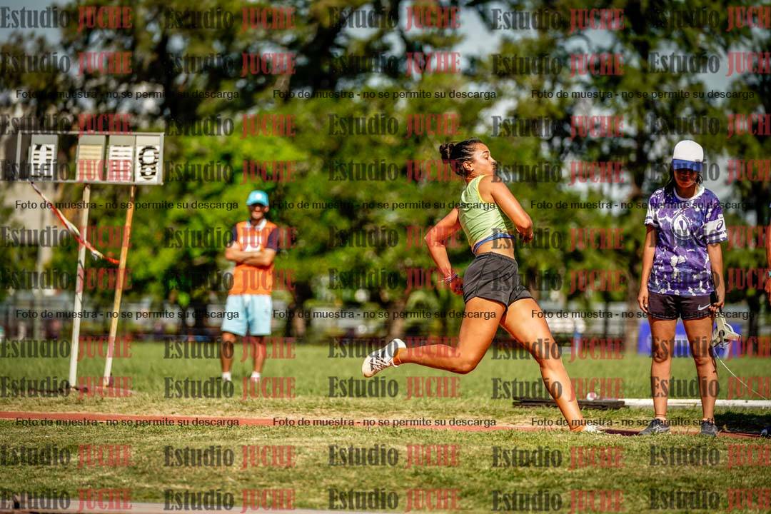 Fotos del salto en largo de mujeres