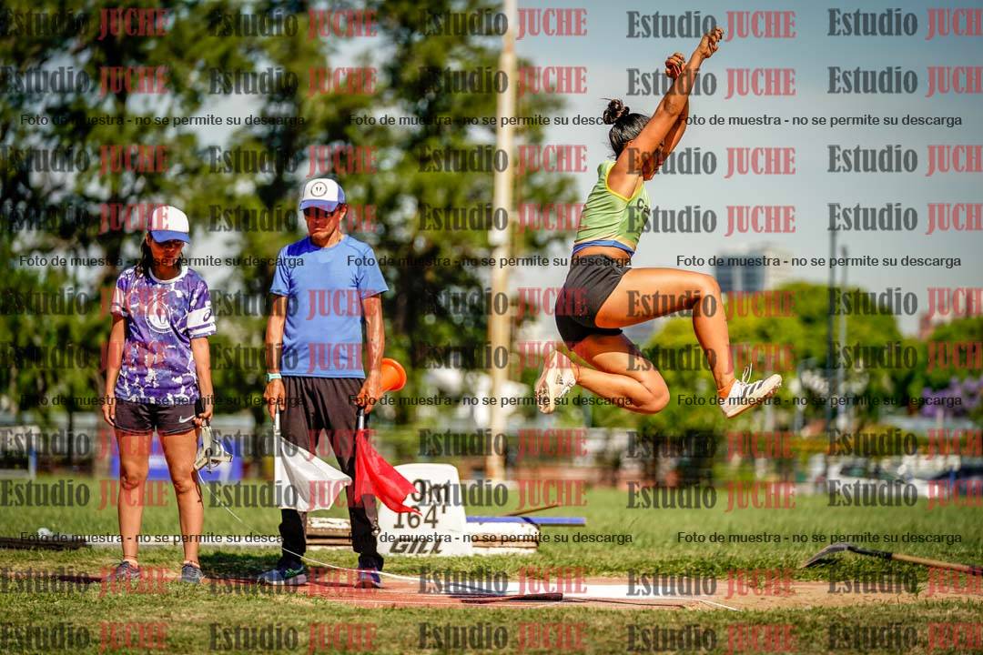 Fotos del salto en largo de mujeres