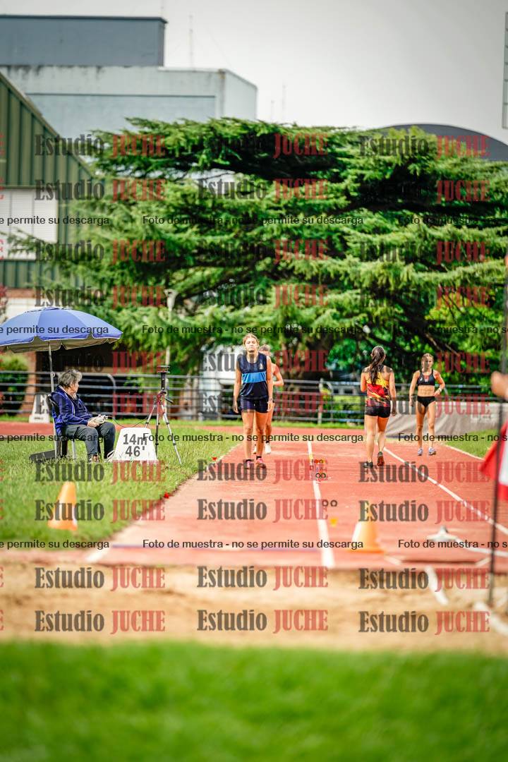 Fotos del salto en largo de mujeres