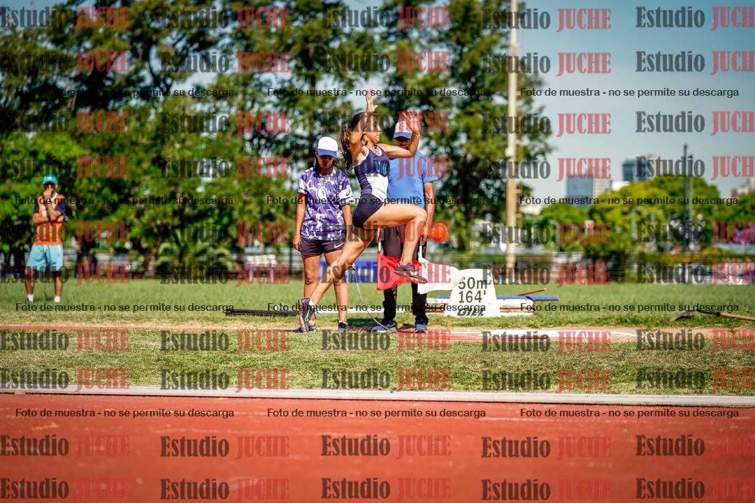 Fotos del salto en largo de mujeres