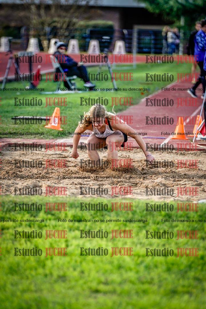 Fotos del salto en largo de mujeres