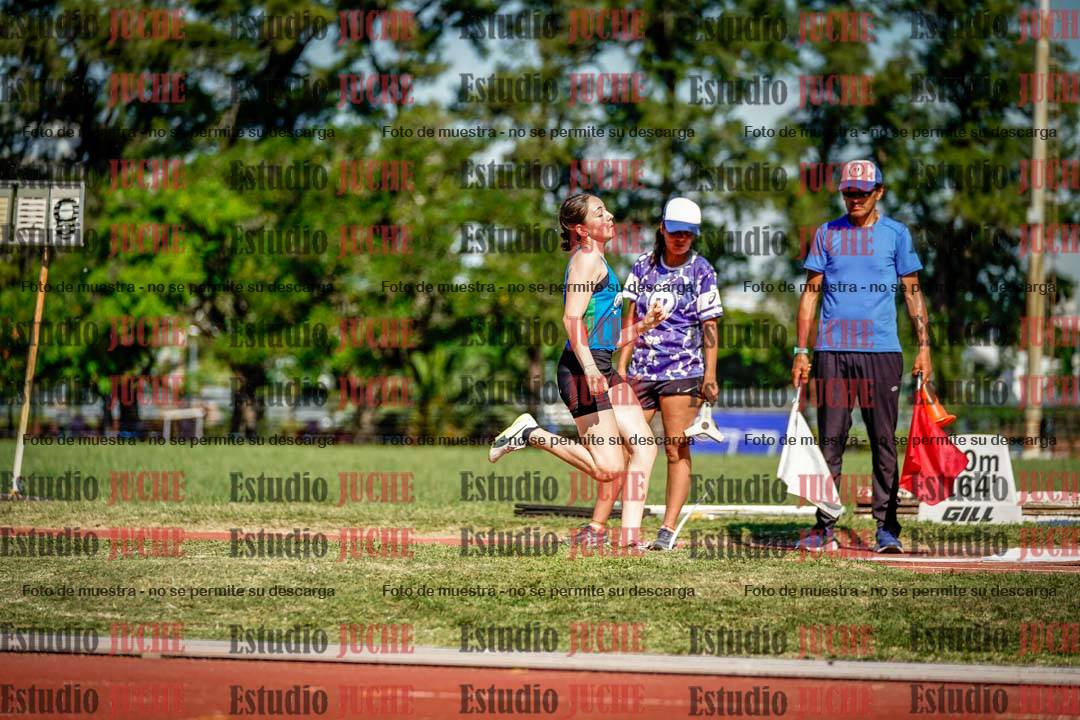 Fotos del salto en largo de mujeres
