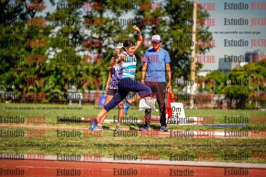 Fotos del salto en largo de mujeres