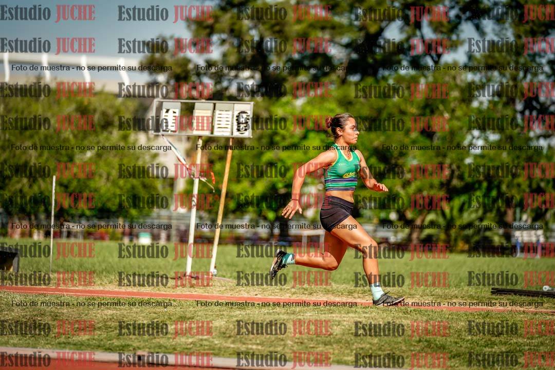 Fotos del salto en largo de mujeres