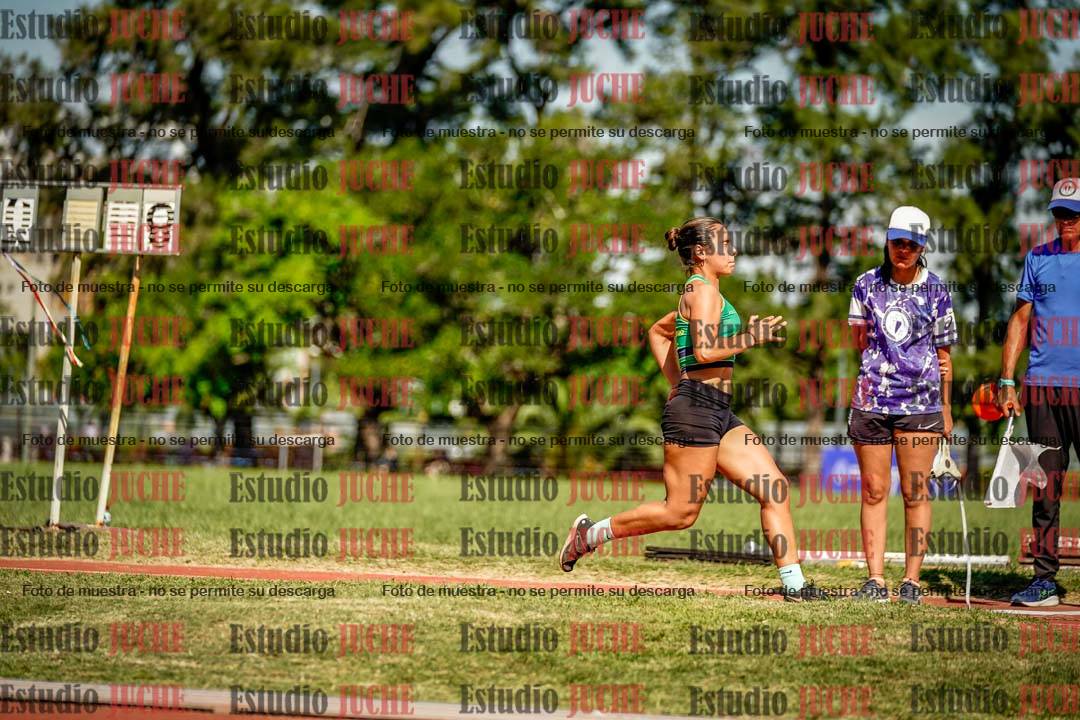 Fotos del salto en largo de mujeres