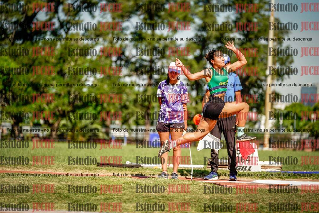 Fotos del salto en largo de mujeres