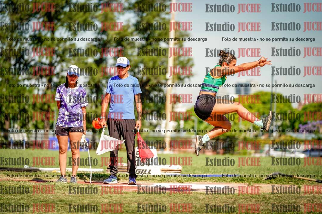Fotos del salto en largo de mujeres