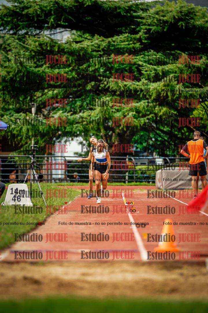 Fotos del salto en largo de mujeres