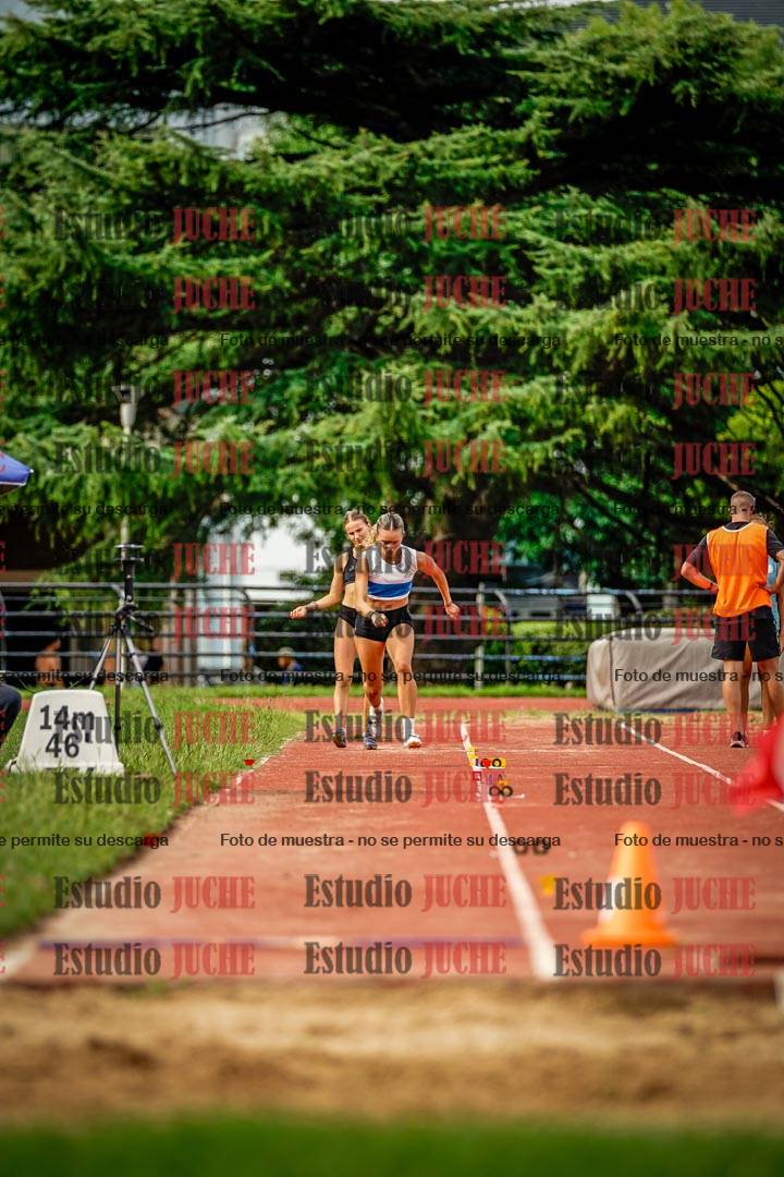 Fotos del salto en largo de mujeres