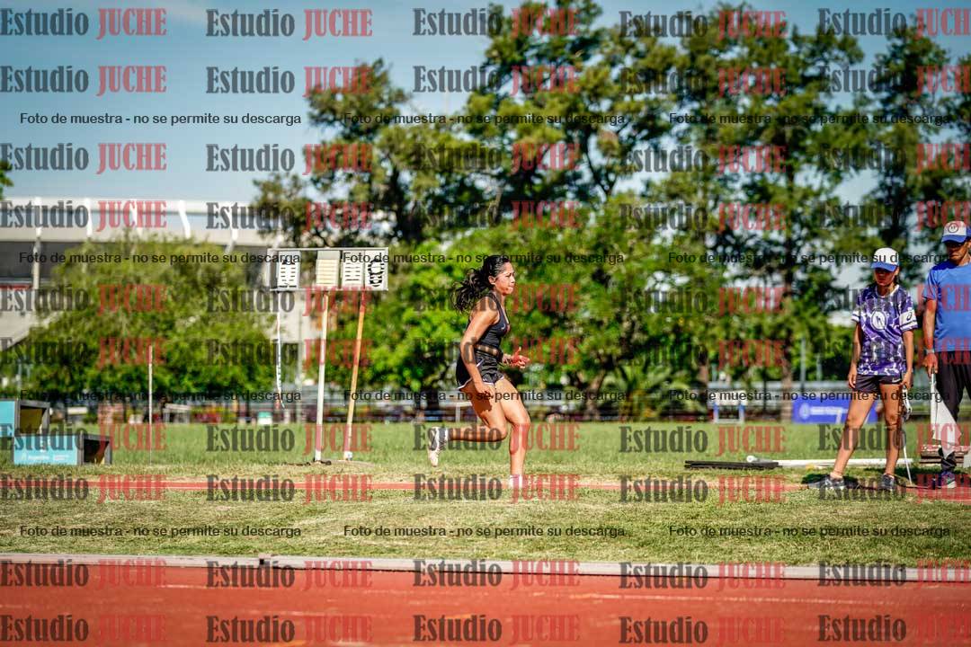 Fotos del salto en largo de mujeres