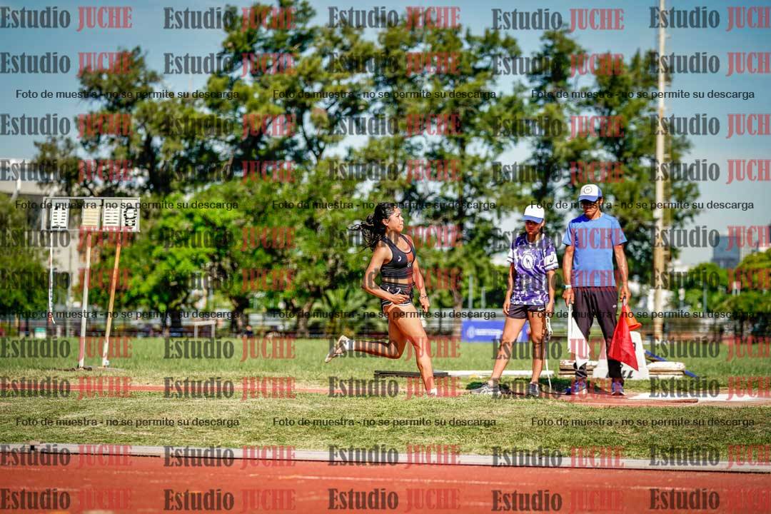 Fotos del salto en largo de mujeres