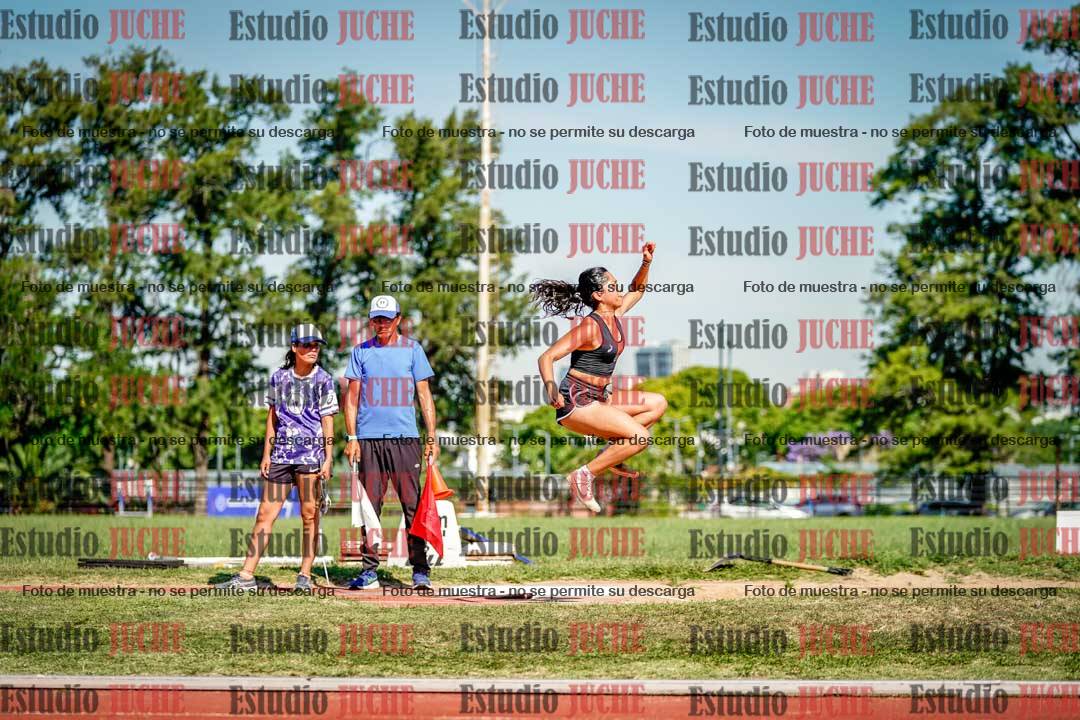 Fotos del salto en largo de mujeres