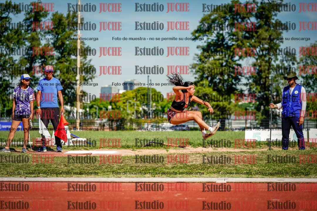 Fotos del salto en largo de mujeres