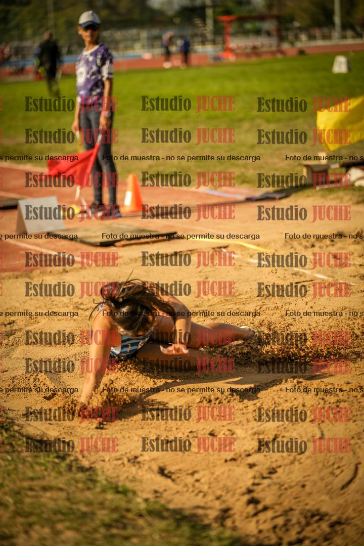 Fotos del salto en largo de mujeres