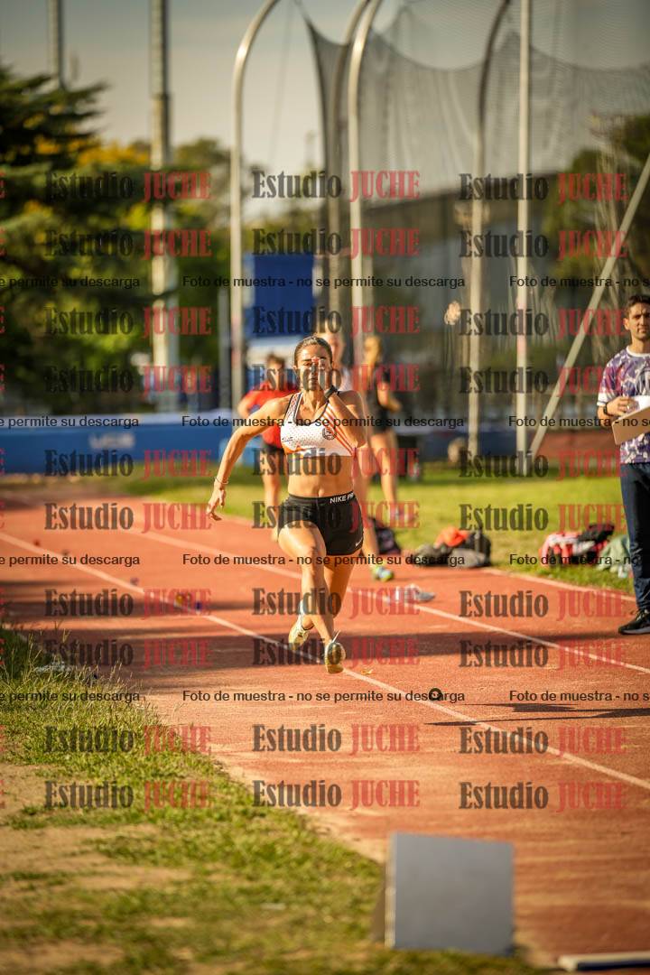 Fotos del salto en largo de mujeres