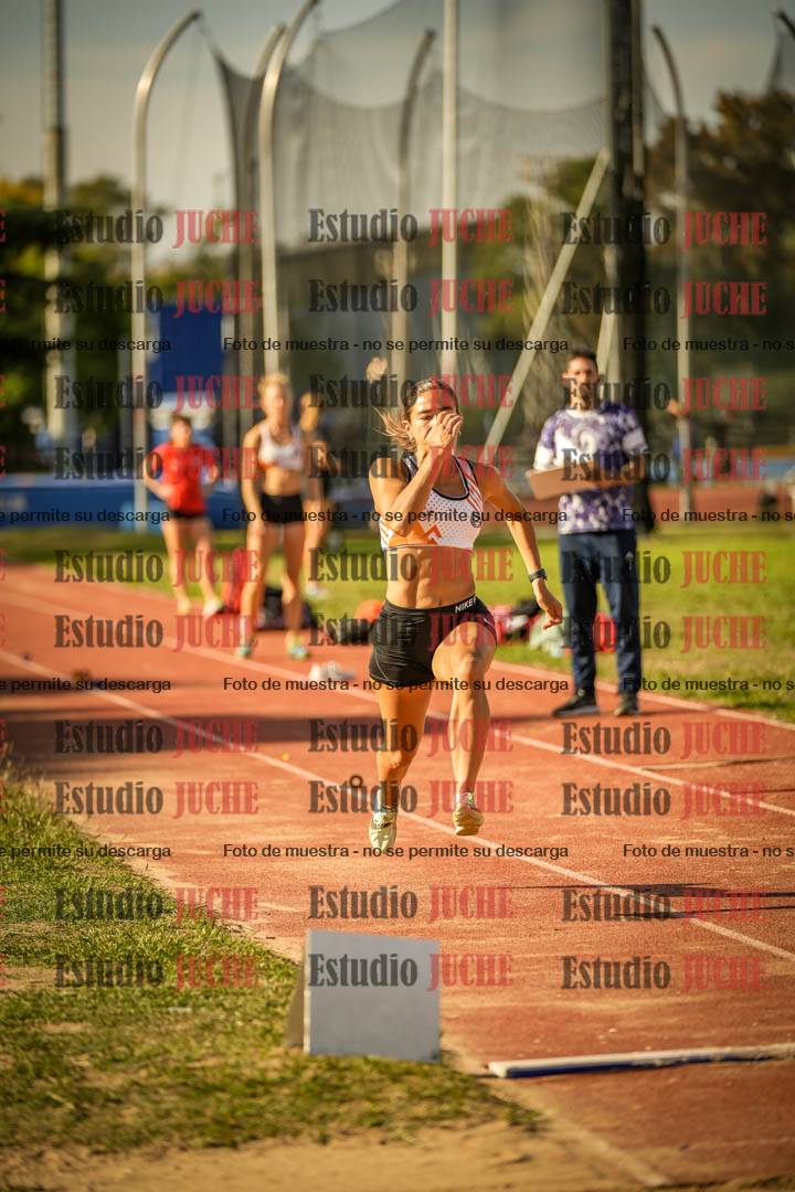 Fotos del salto en largo de mujeres