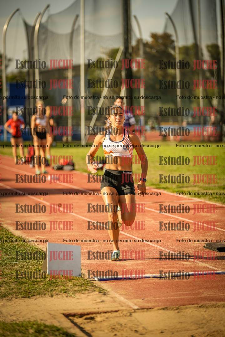 Fotos del salto en largo de mujeres