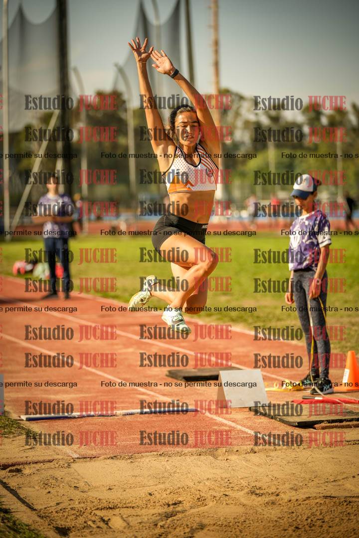 Fotos del salto en largo de mujeres