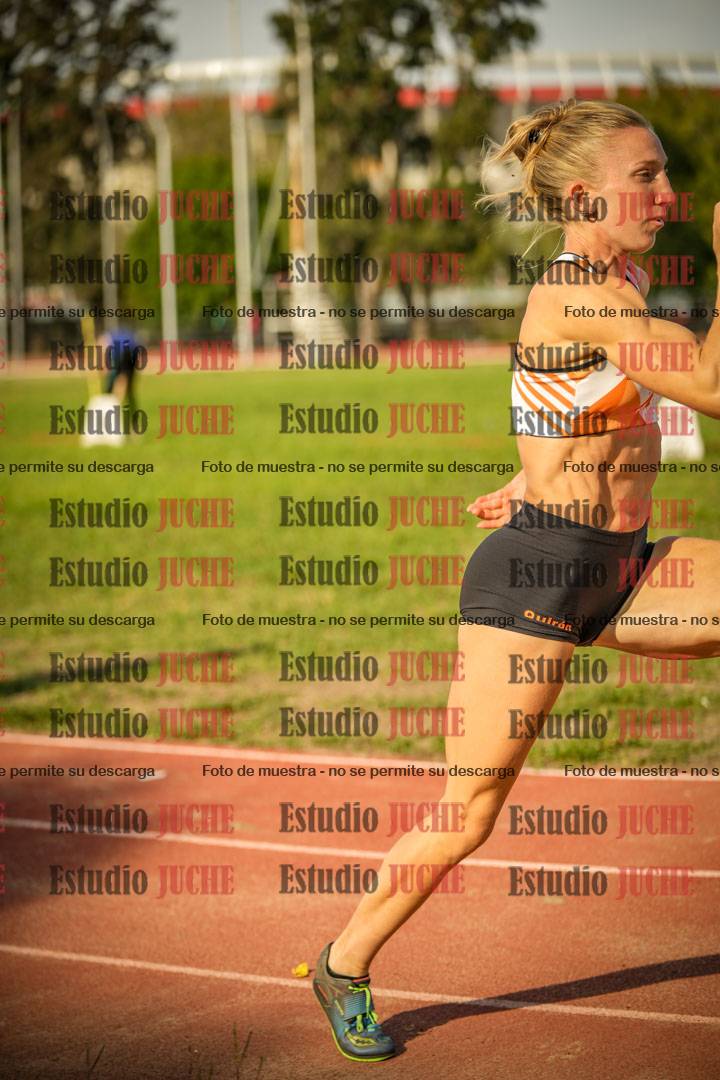 Fotos del salto en largo de mujeres