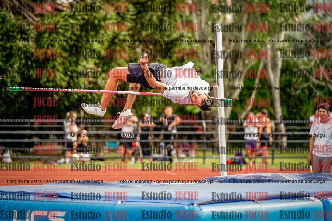 Fotos del salto en alto de mujeres y varones